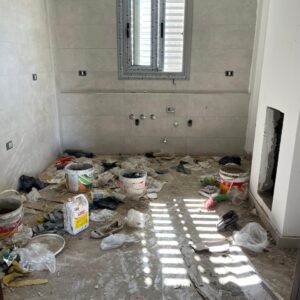 1. مقدمة عن خدمات النظافة في الشيخ زايد

تعد مدينة الشيخ زايد من المدن الحديثة التي تضم العديد من المنازل الراقية والشركات والمكاتب. لذلك يحتاج الكثير من السكان إلى خدمات تنظيف احترافية للحفاظ على نظافة المكان بشكل دائم. في هذا الإطار تقدم شركة دراما كلين خدمات نظافة متكاملة في الشيخ زايد باستخدام أحدث المعدات وأساليب التنظيف الحديثة. بالإضافة إلى ذلك تسعى الشركة دائماً إلى تقديم أفضل مستوى من الخدمة بما يرضي العملاء.

2. أهمية الاستعانة بشركة نظافة في الشيخ زايد

يعاني الكثير من الأشخاص من ضيق الوقت وعدم القدرة على القيام بأعمال التنظيف بشكل مستمر. لذلك يصبح الاعتماد على شركة نظافة متخصصة أمراً ضرورياً. علاوة على ذلك فإن الشركات المحترفة تمتلك خبرة كبيرة في التعامل مع مختلف أنواع الأوساخ والبقع. وبالتالي يحصل العميل على نتائج أفضل مقارنة بالتنظيف التقليدي.

3. خدمات تنظيف المنازل في الشيخ زايد

تقدم شركة دراما كلين خدمات تنظيف شاملة للمنازل في الشيخ زايد. حيث تشمل الخدمة تنظيف الأرضيات، الحمامات، المطابخ، الزجاج، والأثاث. بالإضافة إلى ذلك يتم استخدام مواد تنظيف آمنة تحافظ على صحة أفراد الأسرة. كما يهتم فريق العمل بتنظيف كل جزء من المنزل بدقة لضمان أفضل نتيجة ممكنة.

4. تنظيف الشقق بعد التشطيب

بعد الانتهاء من أعمال التشطيب غالباً ما تكون الشقق مليئة بالغبار وبقايا مواد البناء. لذلك توفر شركة دراما كلين خدمة تنظيف الشقق بعد التشطيب في الشيخ زايد. ومن ناحية أخرى يعتمد فريق العمل على أدوات متخصصة تساعد على إزالة الأتربة الصعبة وتنظيف الأرضيات والزجاج بشكل احترافي.

5. تنظيف المكاتب والشركات

بالإضافة إلى خدمات المنازل تقدم الشركة خدمات تنظيف المكاتب والشركات في الشيخ زايد. حيث يساهم تنظيف المكاتب بشكل منتظم في توفير بيئة عمل صحية للموظفين. علاوة على ذلك فإن المكاتب النظيفة تعطي انطباعاً جيداً لدى العملاء والزوار.

6. تنظيف المفروشات والسجاد

توفر شركة دراما كلين أيضاً خدمات تنظيف المفروشات والسجاد باستخدام أجهزة البخار الحديثة. هذه الطريقة تساعد على إزالة البقع والروائح الكريهة بفعالية. بالإضافة إلى ذلك تساعد تقنية البخار على التخلص من البكتيريا والجراثيم الموجودة داخل الأقمشة.

7. استخدام أدوات وتقنيات حديثة

تعتمد الشركة على معدات تنظيف متطورة تساعد على إنجاز العمل بسرعة وكفاءة. على سبيل المثال يتم استخدام المكنسات الكهربائية القوية وأجهزة التنظيف بالبخار. وبالتالي يتم الحصول على نظافة عميقة دون التأثير على الأسطح أو المفروشات.

8. مميزات اختيار شركة دراما كلين

عند اختيار شركة دراما كلين يحصل العميل على العديد من المميزات. أولاً توفر الشركة فريق عمل مدرب على أعلى مستوى. بالإضافة إلى ذلك تلتزم الشركة بالمواعيد وتحرص على تقديم خدمة عالية الجودة. علاوة على ذلك يتم استخدام مواد تنظيف آمنة وفعالة للحفاظ على سلامة المكان.

9. الخاتمة

في النهاية إذا كنت تبحث عن شركة نظافة في الشيخ زايد تقدم خدمات احترافية بأسعار مناسبة فإن شركة دراما كلين تعتبر خياراً مثالياً. لذلك يمكنك الاعتماد على فريق العمل المتخصص للحصول على منزل أو مكتب نظيف وصحي في أسرع وقت ممكن